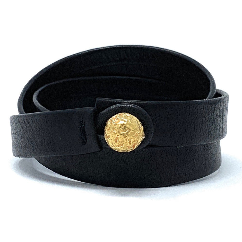 Close-up of 22k gold textured ball on The Oro unisex leather bracelet